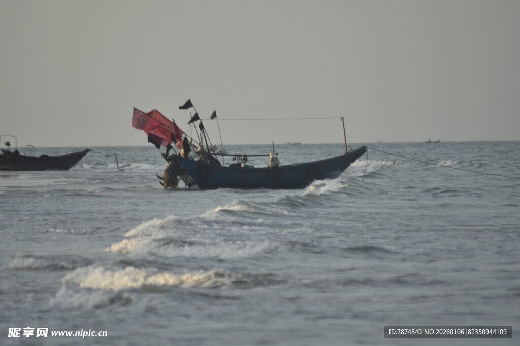 海上渔船飘扬红旗