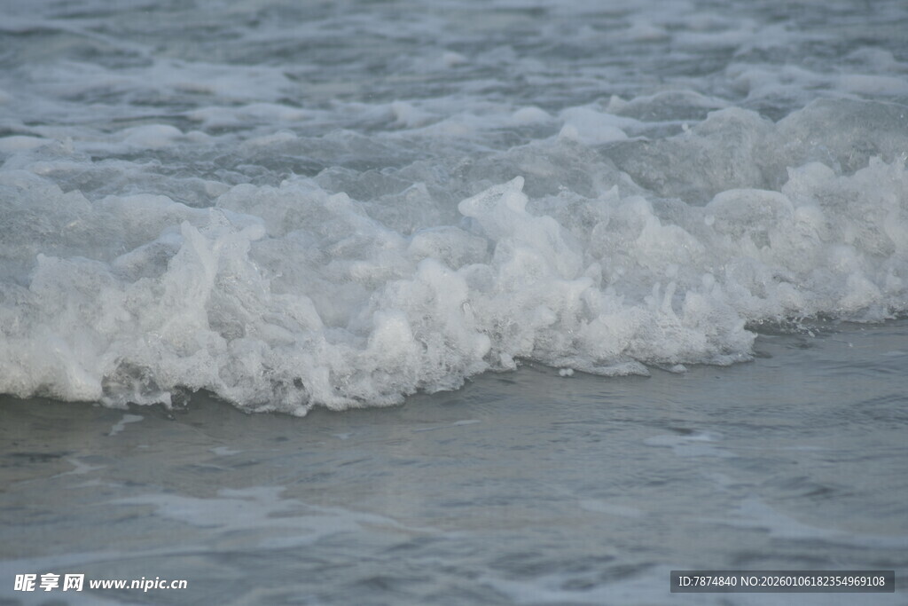 海浪轻拍沙滩瞬间