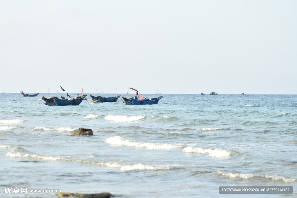 海上渔船在波浪中摇曳