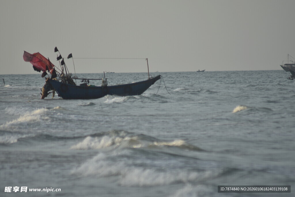海上渔船破浪前行