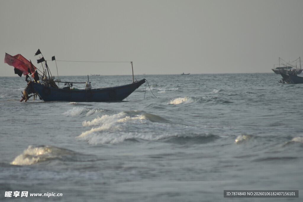 海上渔船在波涛中航行