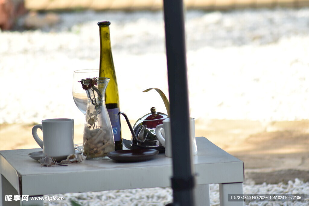 户外休闲桌上的物品组合