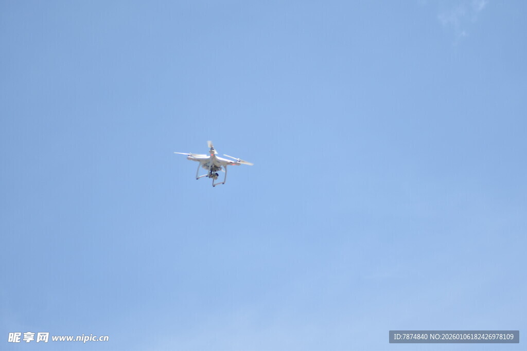蓝天中飞行的小型飞机