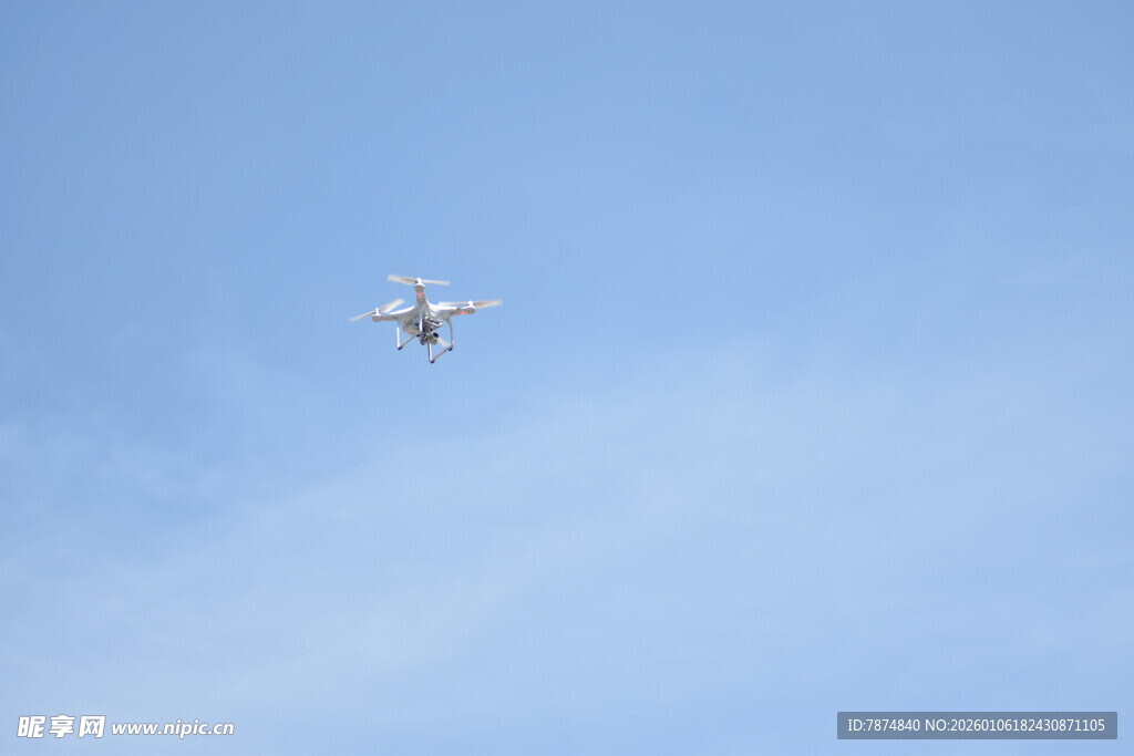 空中飞行的小型无人机