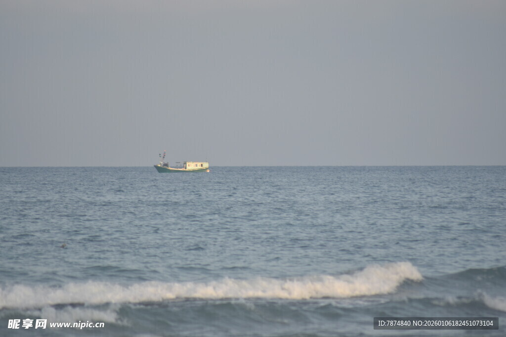 海上孤舟 碧波轻浪