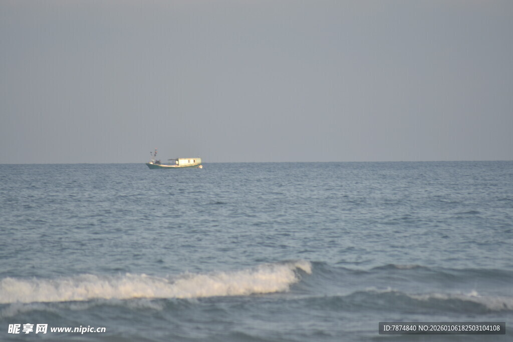 海上孤舟 碧波轻浪