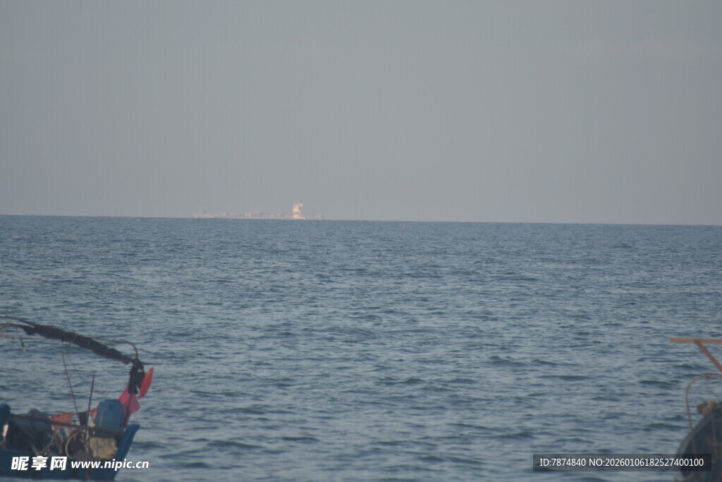 海上景象 远方有船只