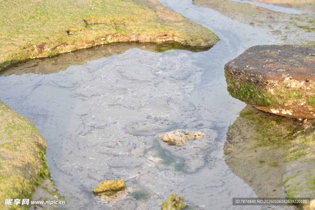 山间清澈小溪与石块