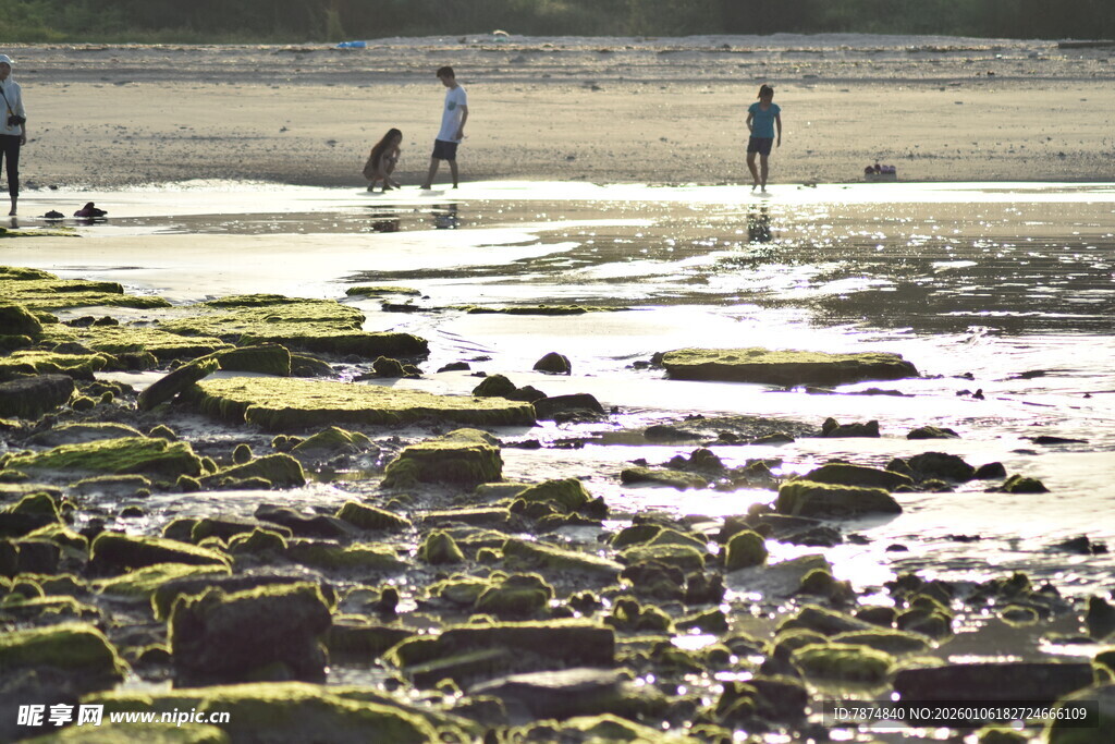 海边漫步 邂逅礁石与人群