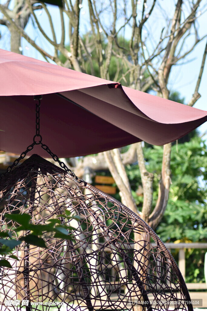 户外遮阳篷下的铁艺装饰物