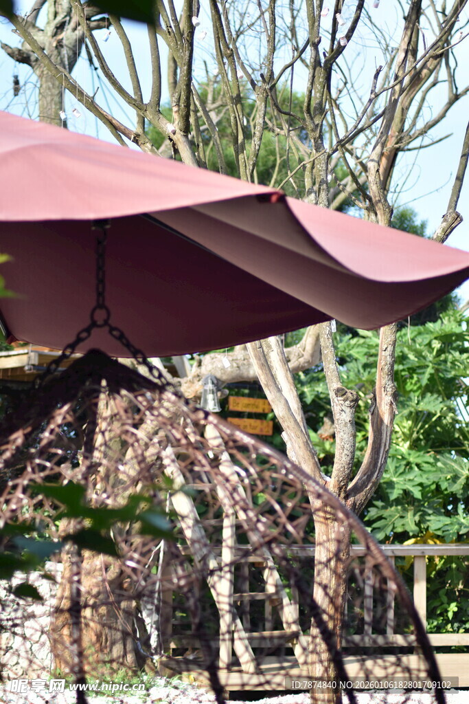 户外遮阳伞下的休闲场景