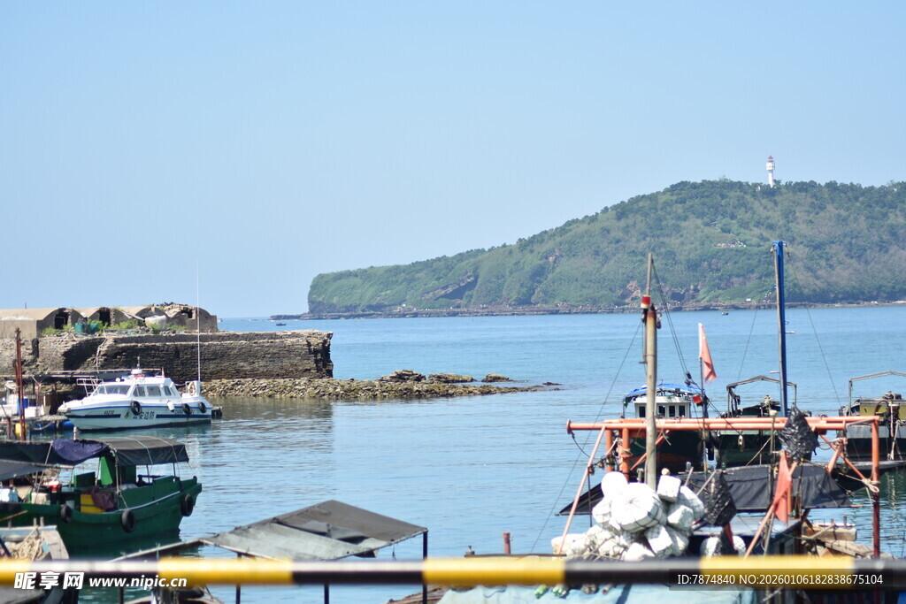 宁静海港停泊多艘船只