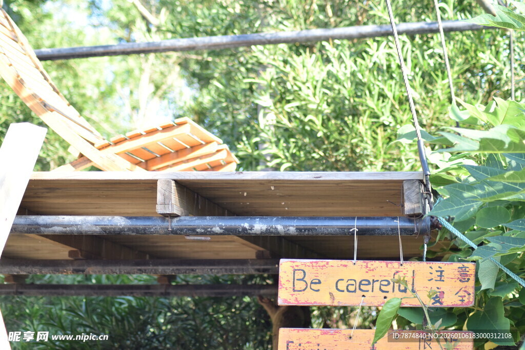户外木质平台上的休闲角落