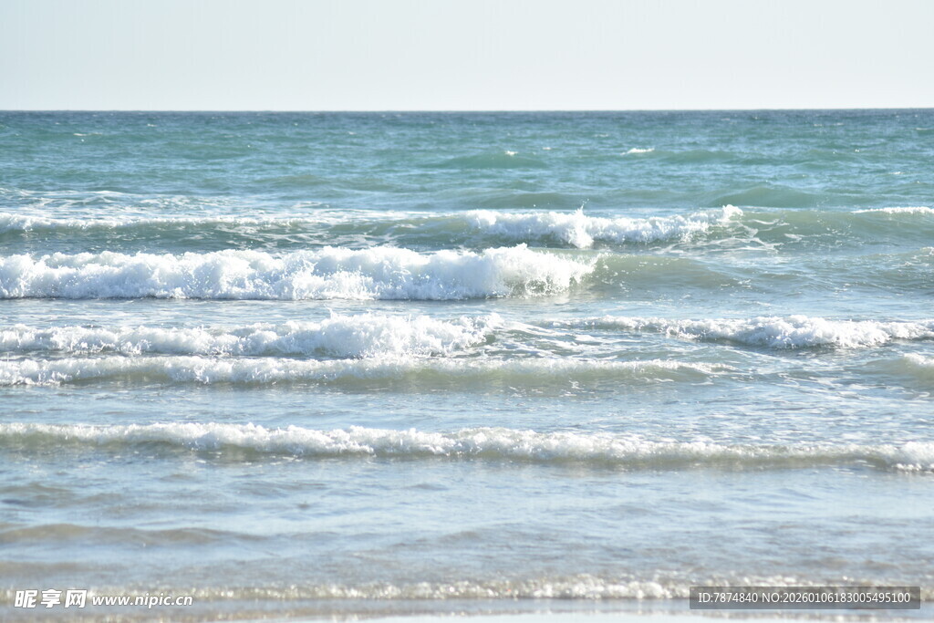 海浪翻涌的美丽海滨景色