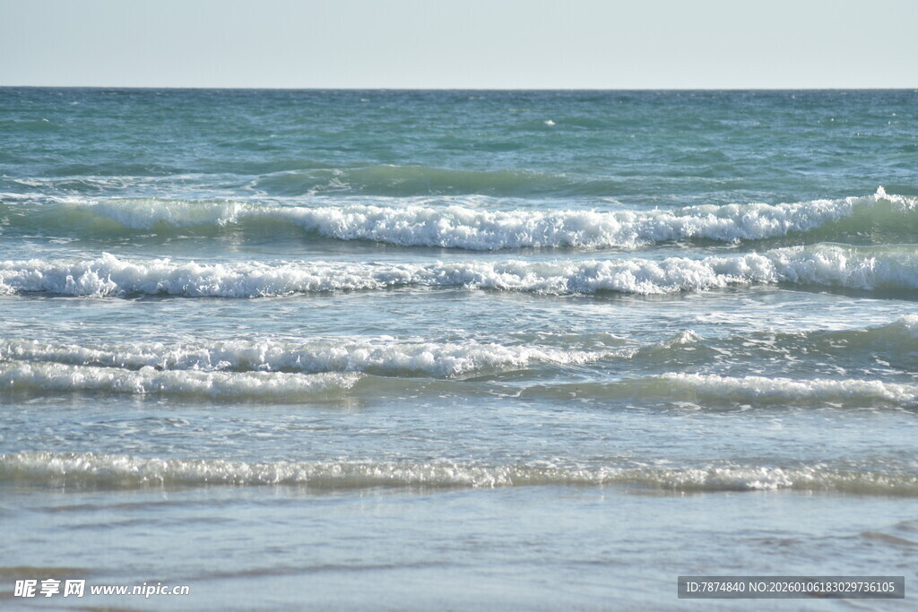 海边翻涌的白色浪花