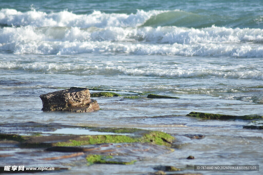 海边礁石与翻涌海浪