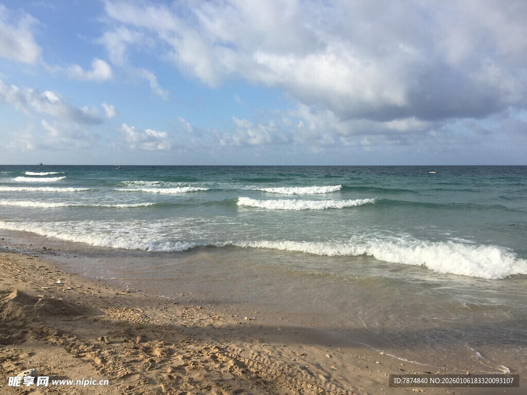 海边美景 海浪轻拍沙滩