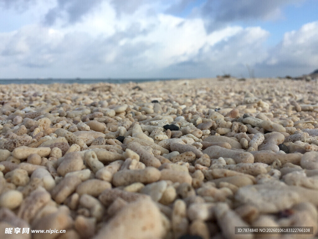 海边布满鹅卵石的沙滩
