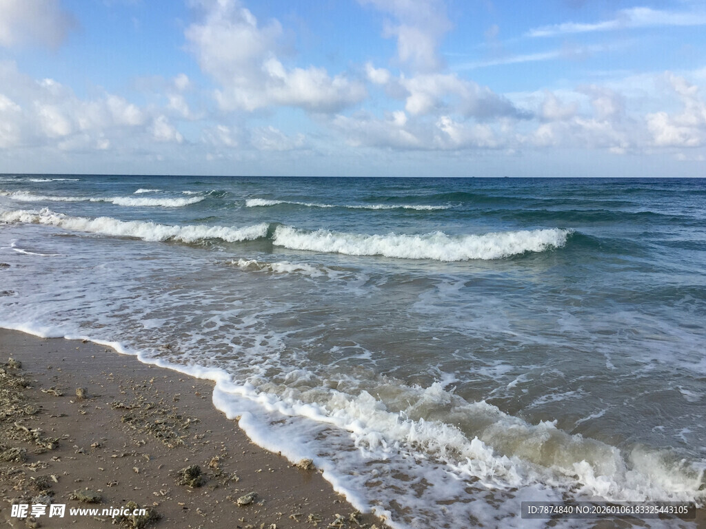 海边美景 海浪轻拍沙滩