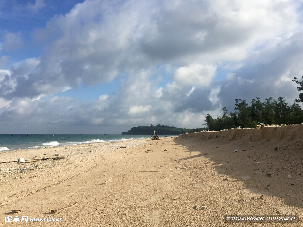美丽沙滩与碧海蓝天景观