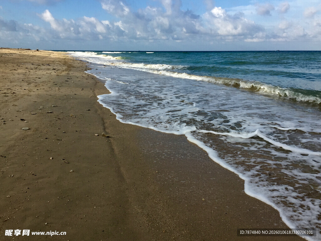 海边沙滩 海浪轻拍