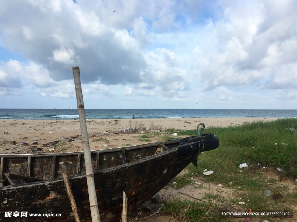废弃渔船停靠在海边沙滩