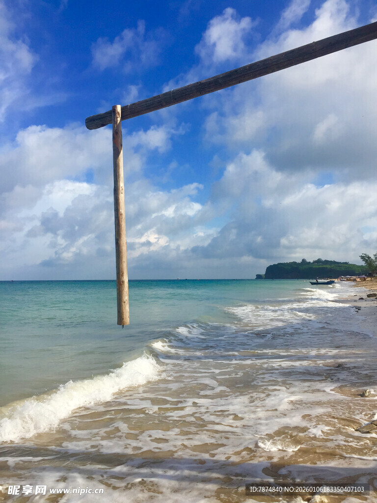 海边木杆下的美丽海景