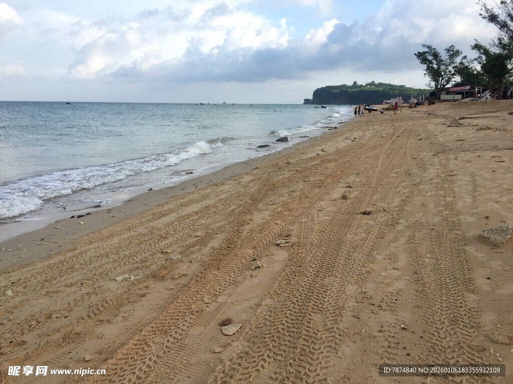 宁静沙滩与海浪景观