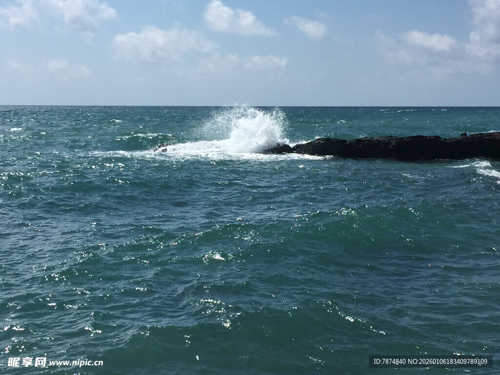 海浪拍打礁石的壮阔海景