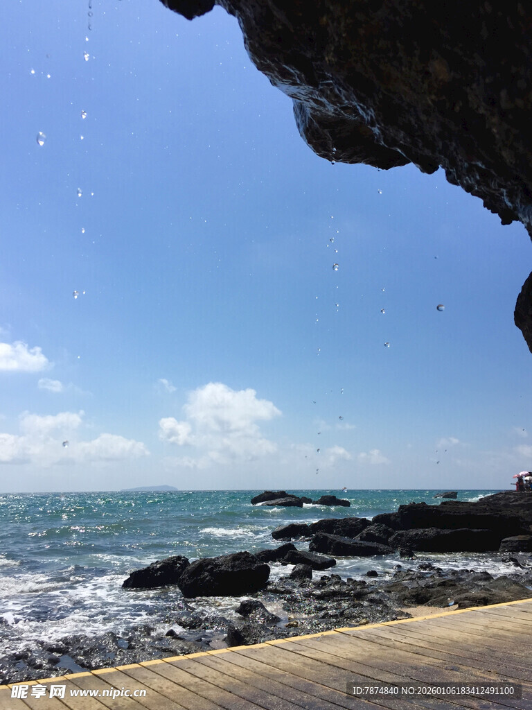 海边栈道下的壮阔海景