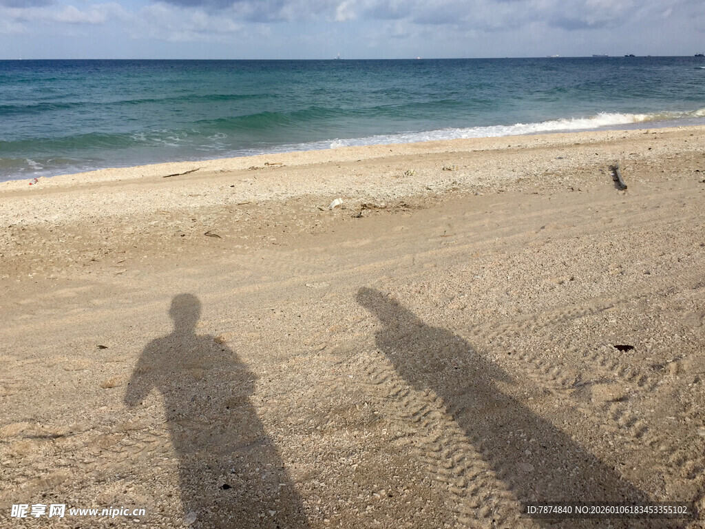 海滩上的两人影子