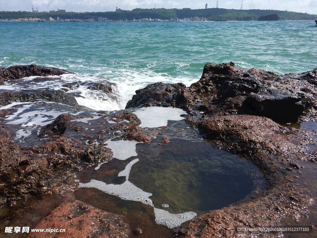 海边礁石与海水小水洼