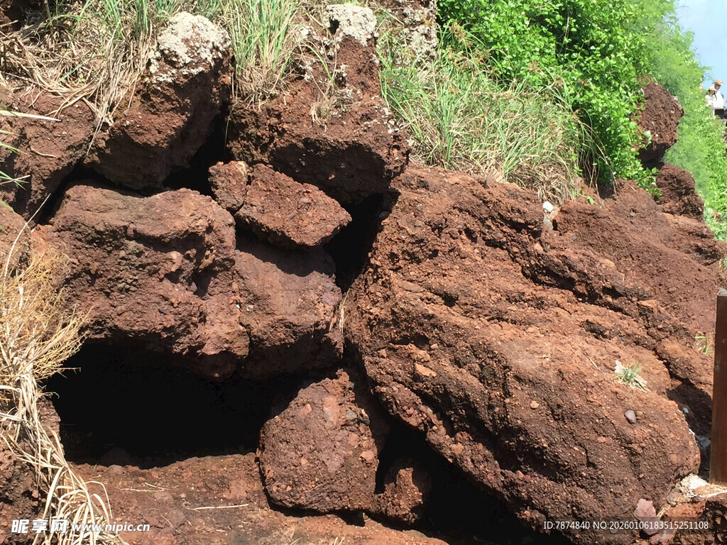 红褐色岩石堆景观