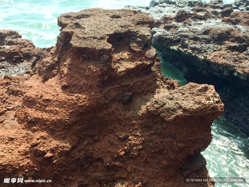 海边红褐色嶙峋岩石景观