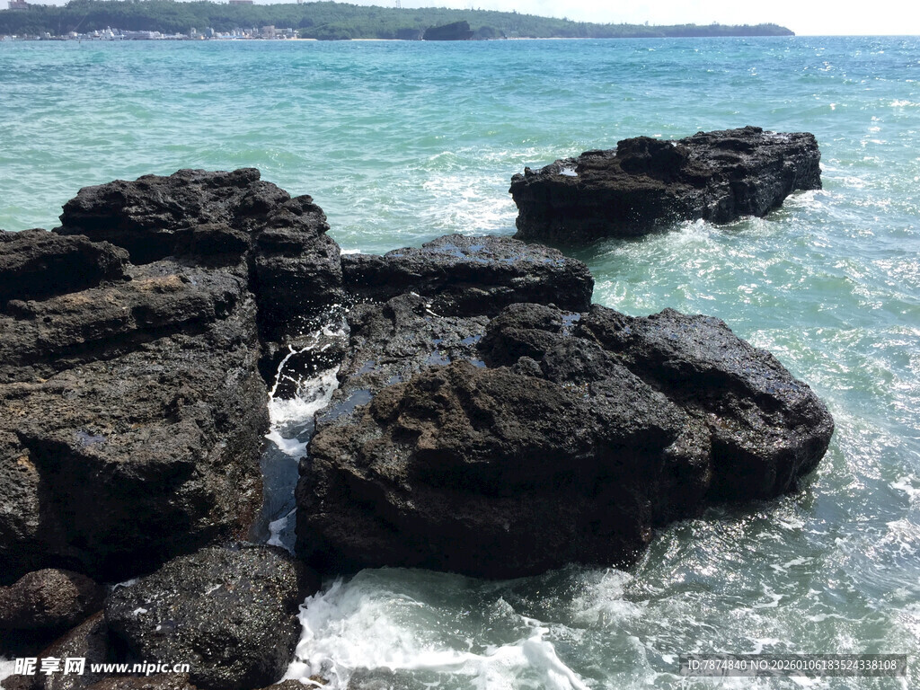 海边嶙峋礁石与碧蓝海水