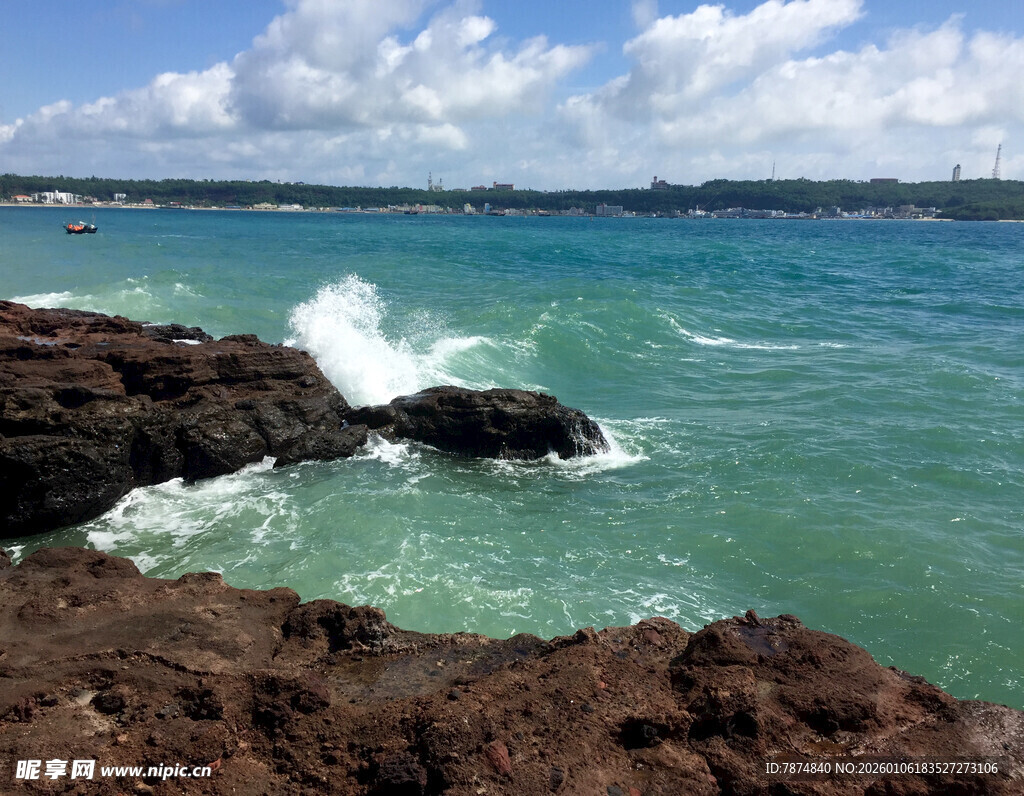 海边礁石与翻涌的海浪