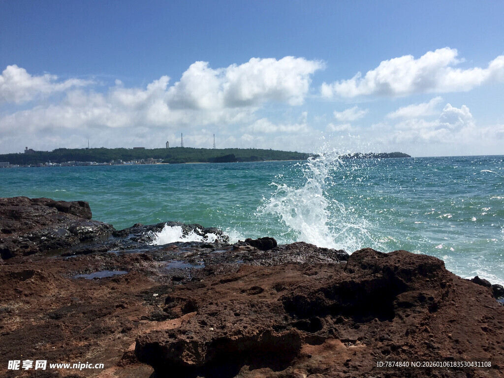 海边礁石与翻涌浪花