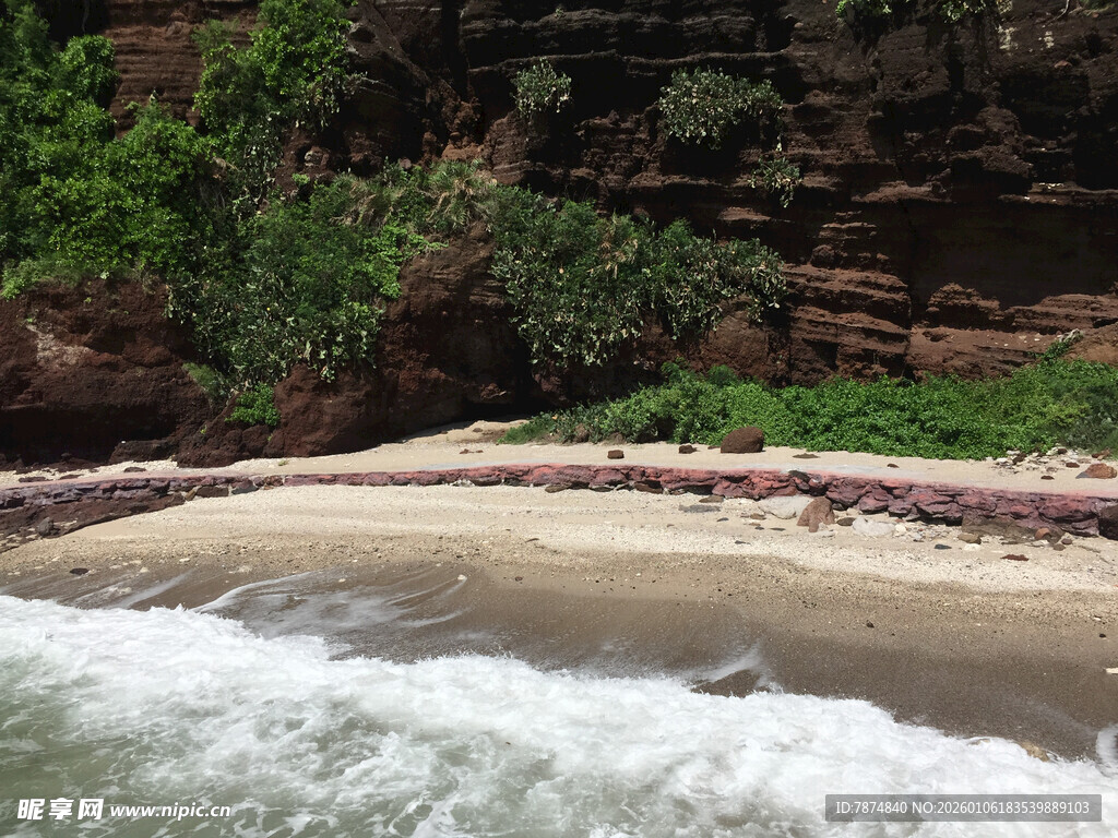 海岸边的沙滩与汹涌海浪