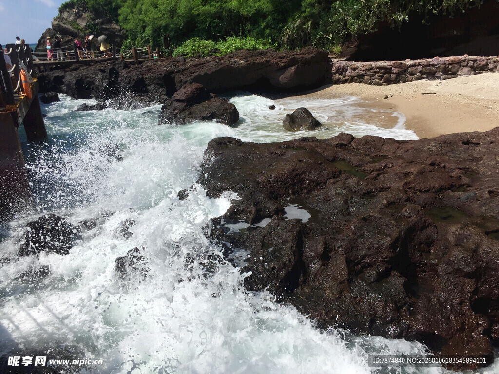 海浪拍打岸边礁石景观