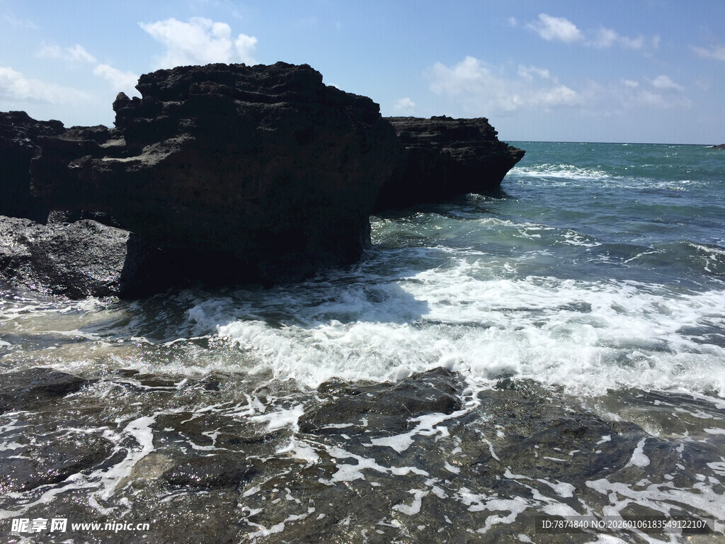海边礁石与翻涌的浪花