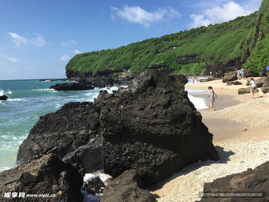 美丽海滨沙滩与礁石景观