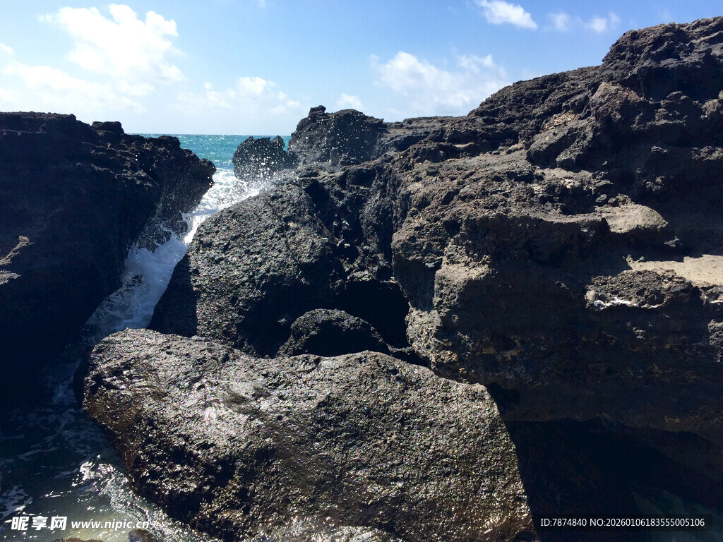 海边嶙峋礁石与翻涌海浪