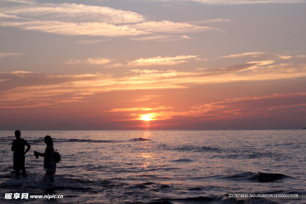 海边日落时的温馨身影