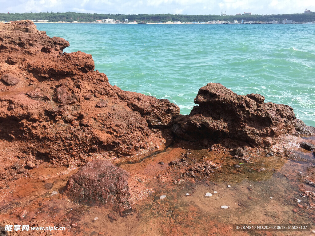 海边红褐色礁石景观