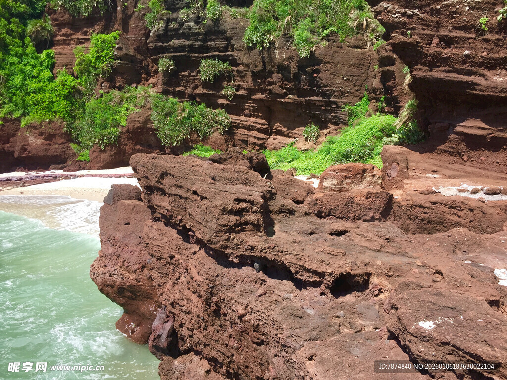 海边红褐色嶙峋岩石景观