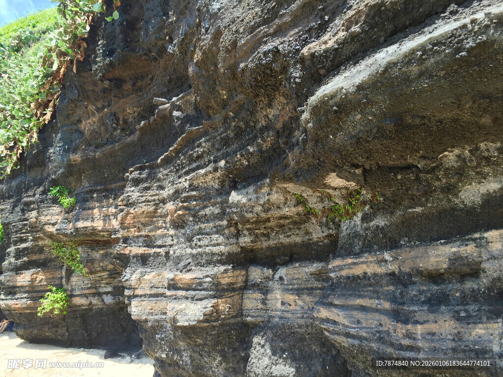 海岸边层叠的岩石景观