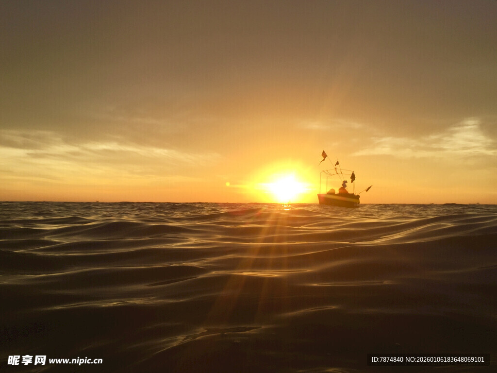 海上日落时的孤舟