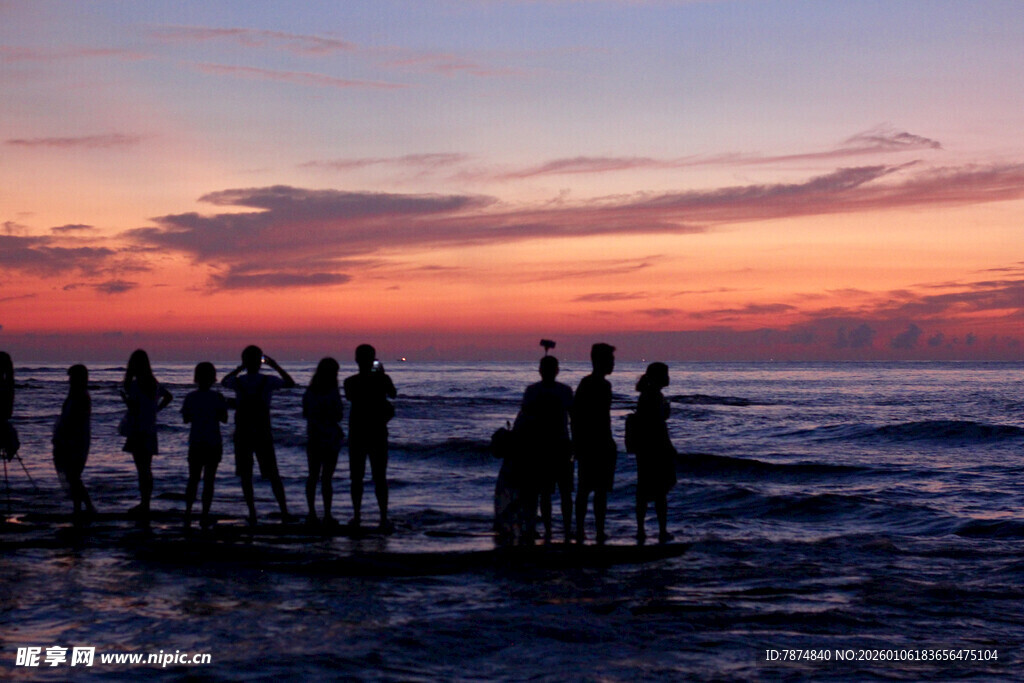 夕阳下海边的人群剪影