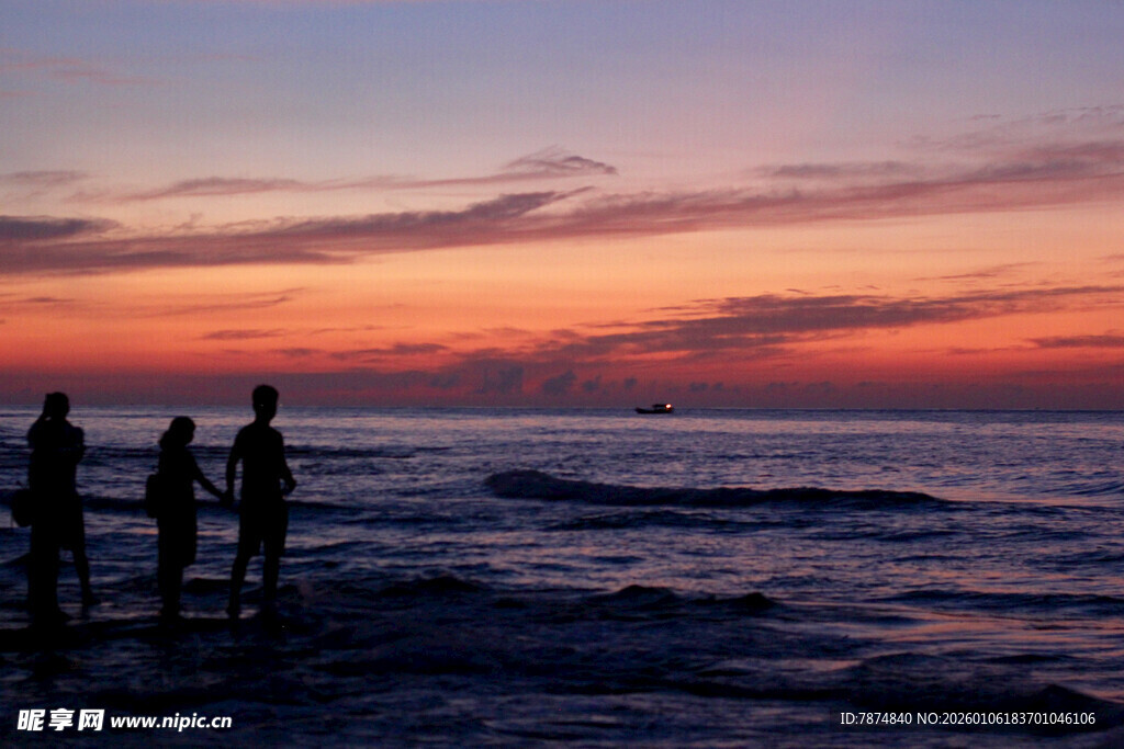 海边日落时的三人身影