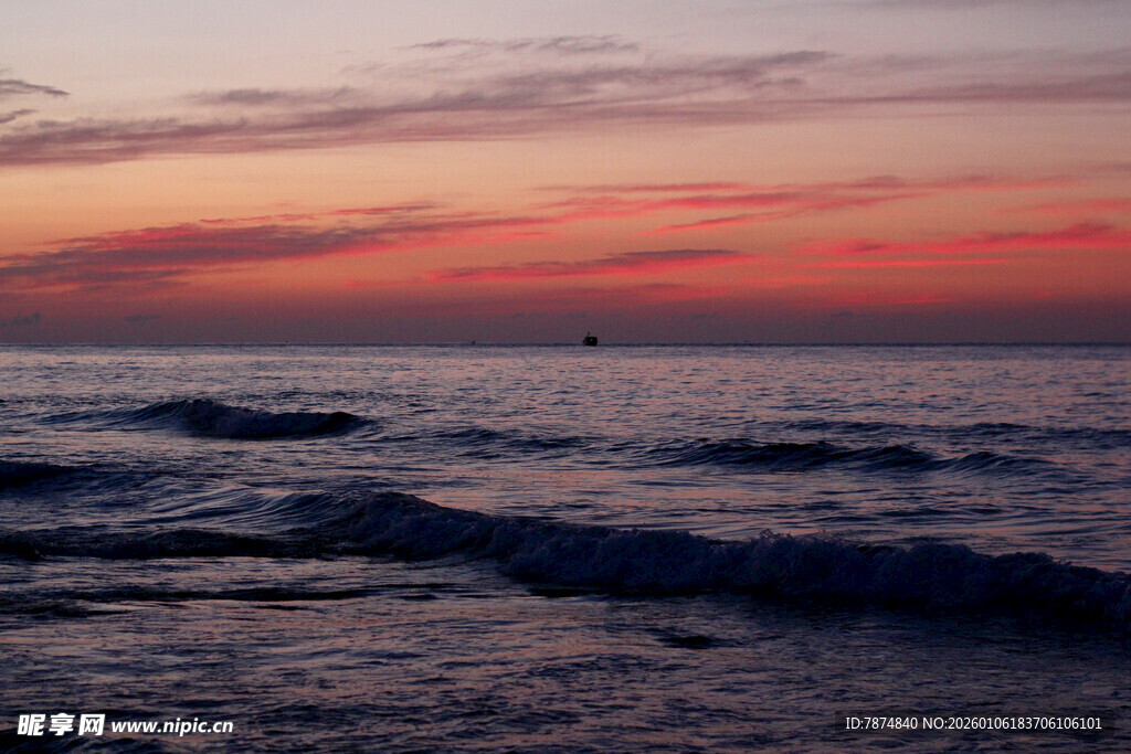 海边日落时分的浪漫海景